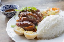 녹아내리는 맛이 일품 「카오카무」의 별명은 「태국식 족발조림」 