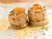 Teppanyaki Bian Yokohama_Large North Sea scallops topped with saltwater sea urchin