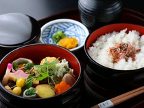  에비신조(부드러운 새우 어묵), 사이쿄야키, 달걀말이, 채소조림 등 일식의 진수를 담은 정식 '가이세키 점심 정식' 
