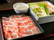  돼지고기 중에서도 특히 육즙이 많고 풍미가 풍부한 목심을 사용한 '돼지 로스 샤브샤브' 