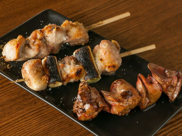 In an atmosphere reminiscent of a stylish café, indulge in meticulously crafted yakitori.