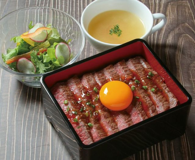 在原美术馆的古色古香建筑中豪华享用飞驒牛